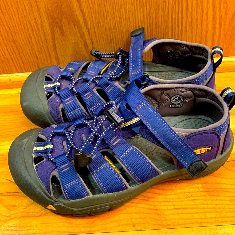 Keen waterproof canvas size 4 Newport H2 adjust. fisherman sandals navy blue EUC